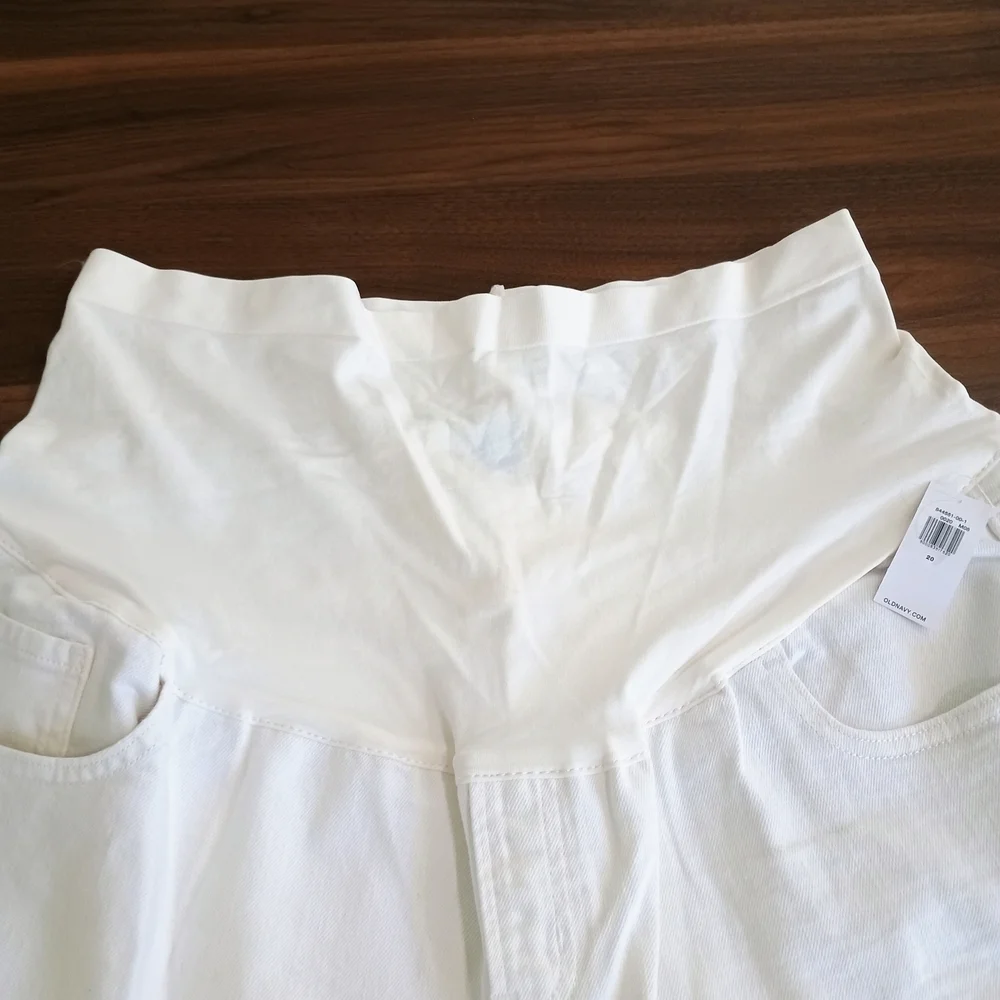 Old Navy Women's Cream Maturity Shorts - Picture 2 of 6